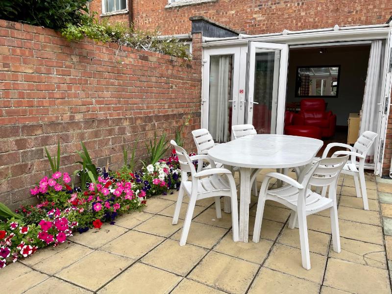 Somers 4 bed House off road parking pet friendly - image 16