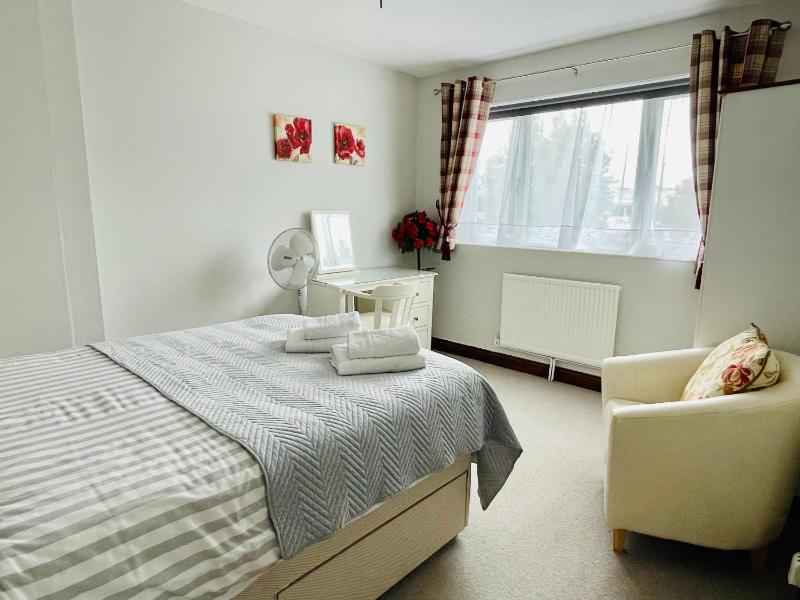 Somers 4 bed House off road parking pet friendly - image 26