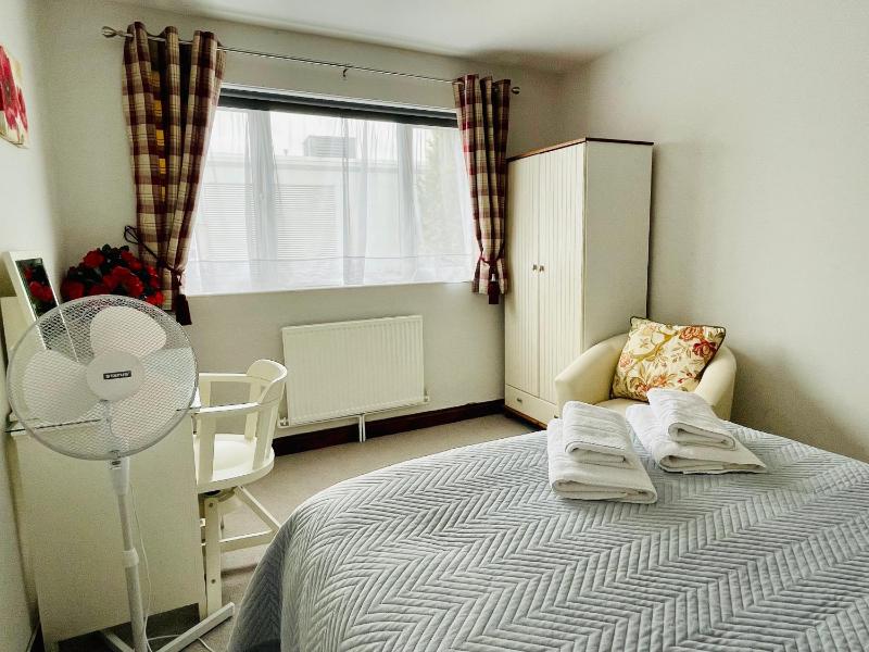 Somers 4 bed House off road parking pet friendly - image 34
