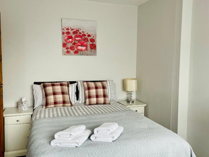 Somers 4 bed House off road parking pet friendly - image 8