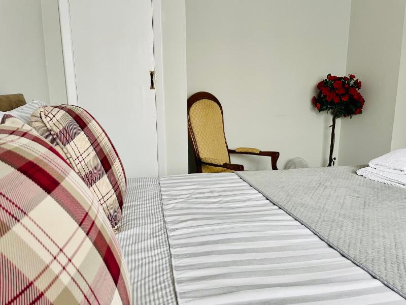 Somers 4 bed House off road parking pet friendly - image 14