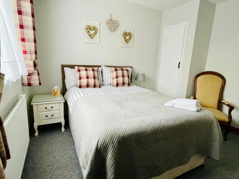 Somers 4 bed House off road parking pet friendly - image 25