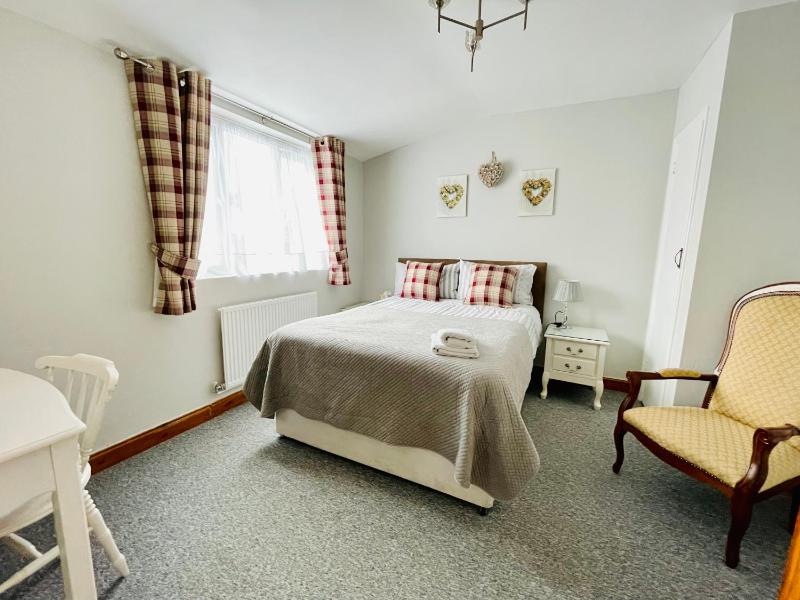 Somers 4 bed House off road parking pet friendly - image 39
