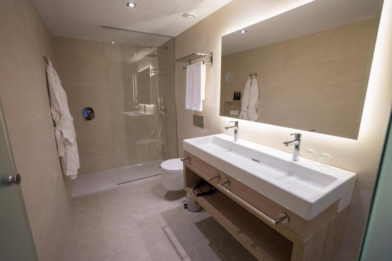 Junior Suite Swim Up (2 Adults) image 4