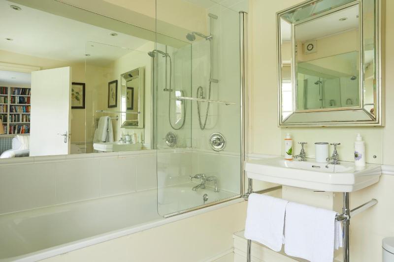 Double or Twin Room with Private Bathroom image 1
