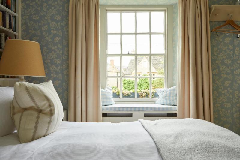 Double or Twin Room with Private Bathroom image 4