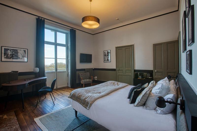 Deluxe Double or Twin Room image 3