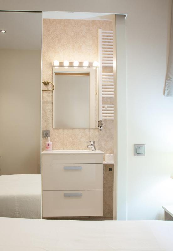 Quadruple Room with Private Bathroom image 2