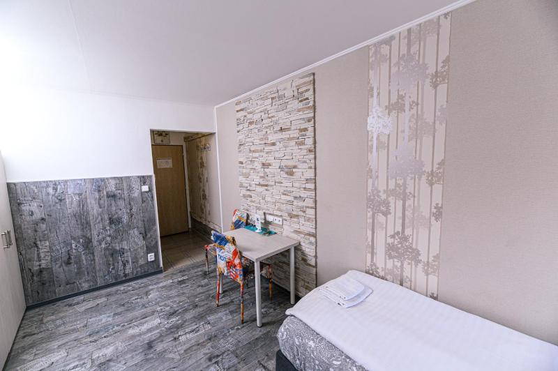 Twin Room image 4