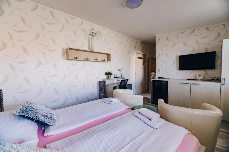 Double Room image 3