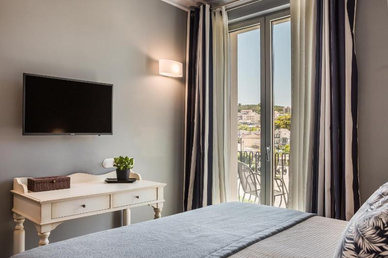 Classic Double Room image 3