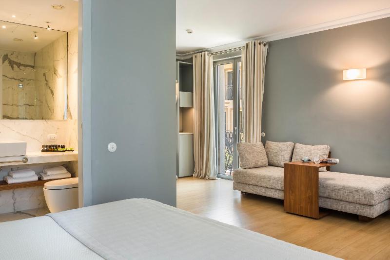 Junior Suite with town view image 4