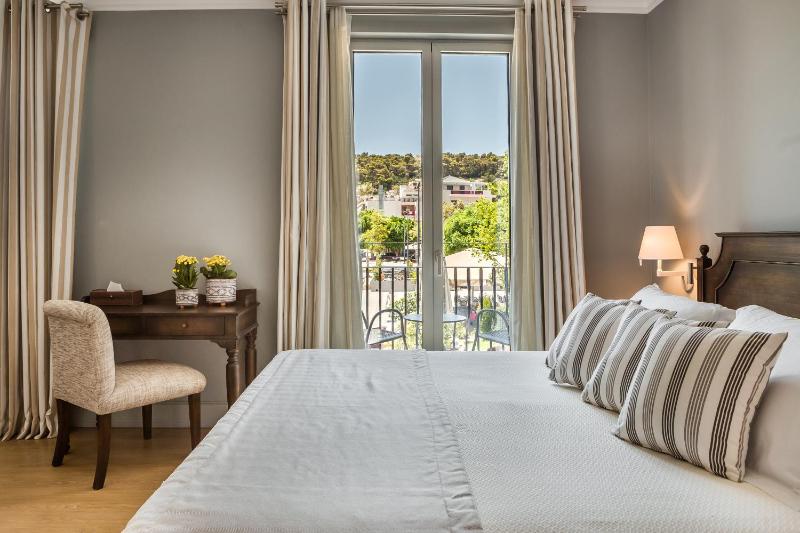 Junior Suite with town view image 3