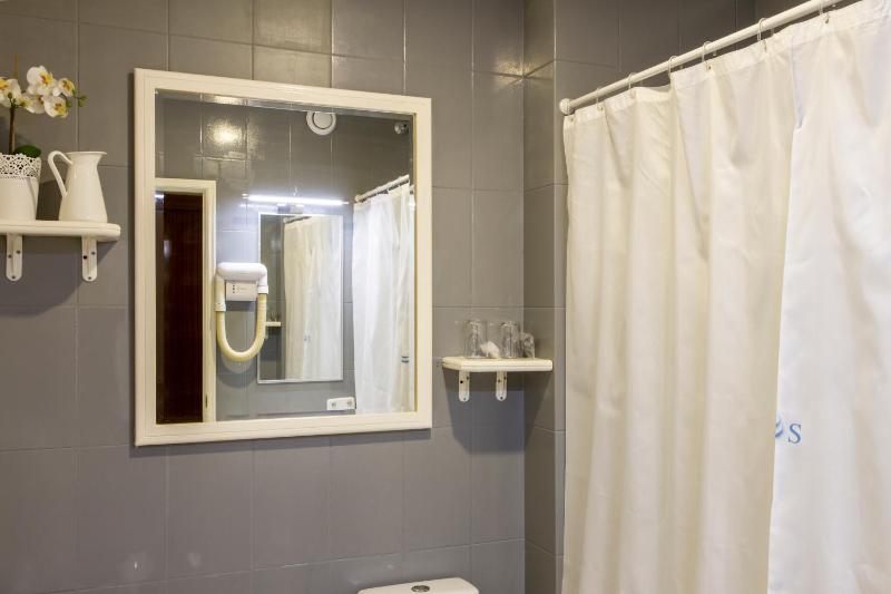 Superior Twin Room image 4