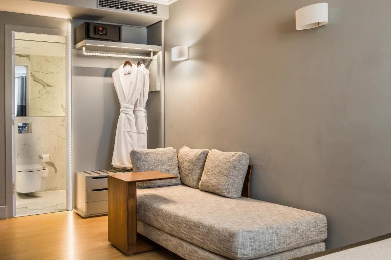 Superior Double Room (No Balcony) image 2