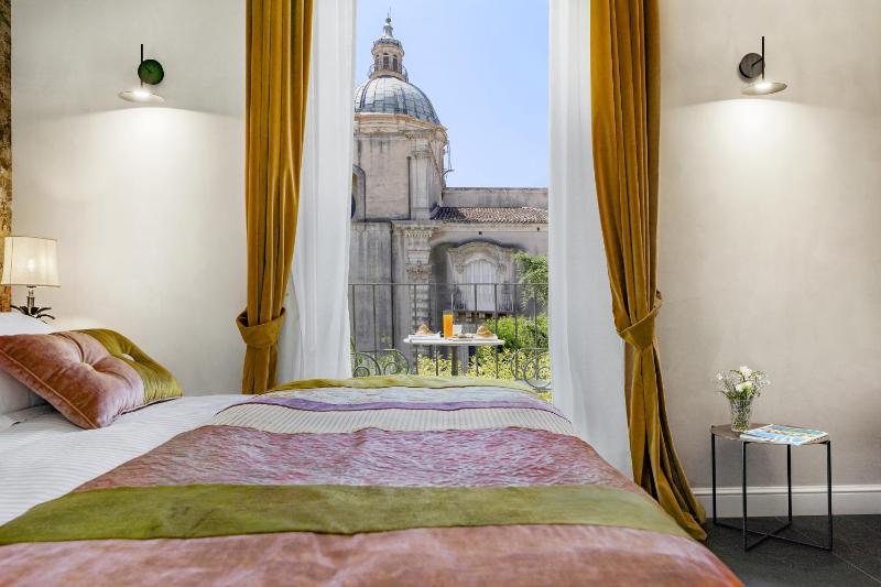 Deluxe Double Room with Balcony - historic center view image 1