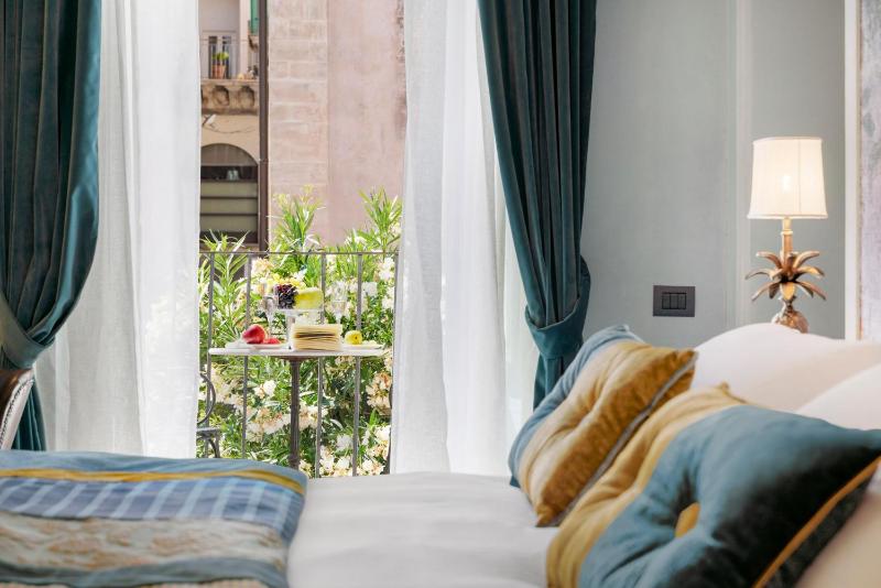 Junior Suite with Balcony - historic center view image 4