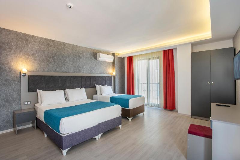 Deluxe Triple Room image 3