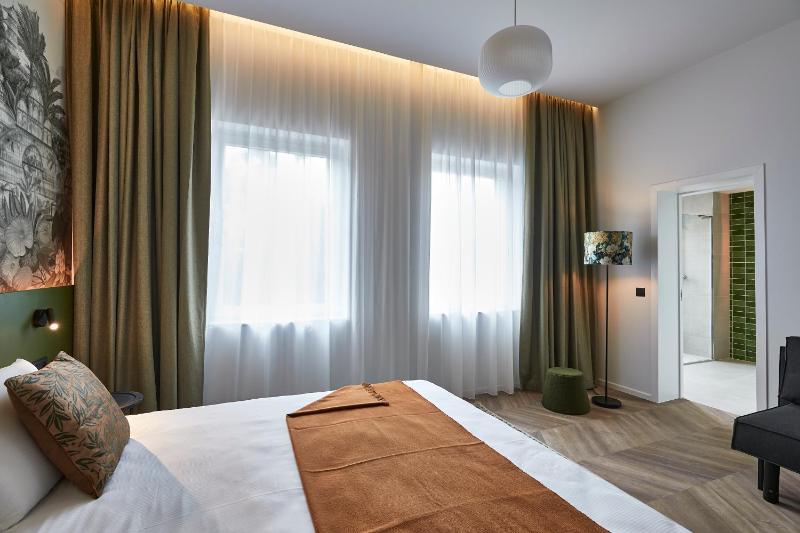 Superior Triple Room image 4