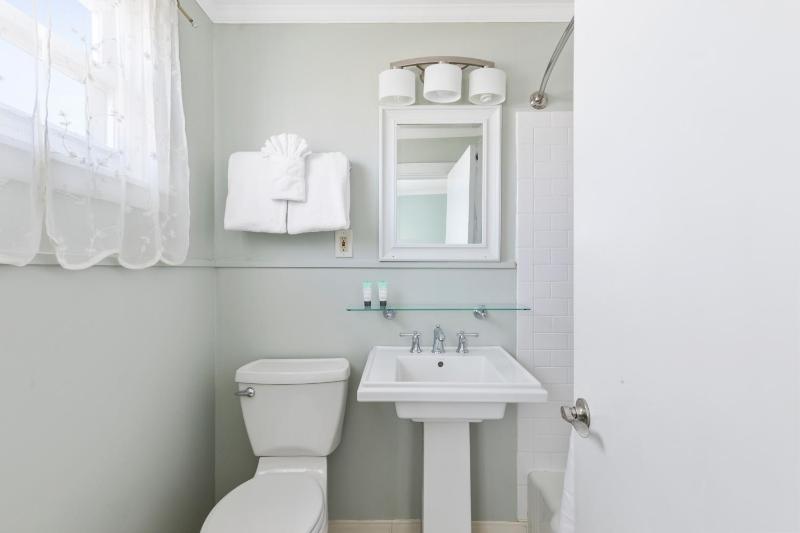 Garden Grove Deluxe Queen image 4