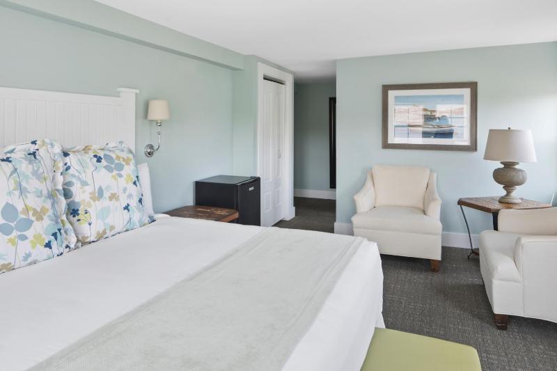 Superior King Room image 3