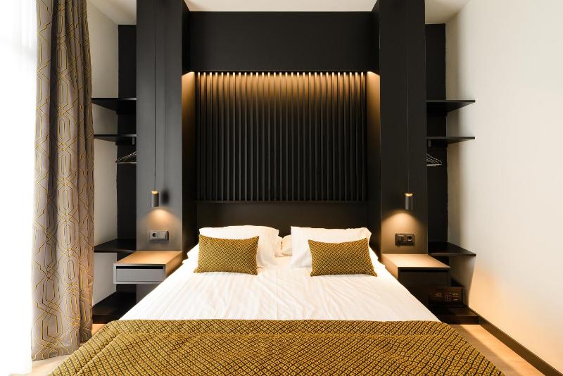 Double Room with Balcony and Side Sea View image 4