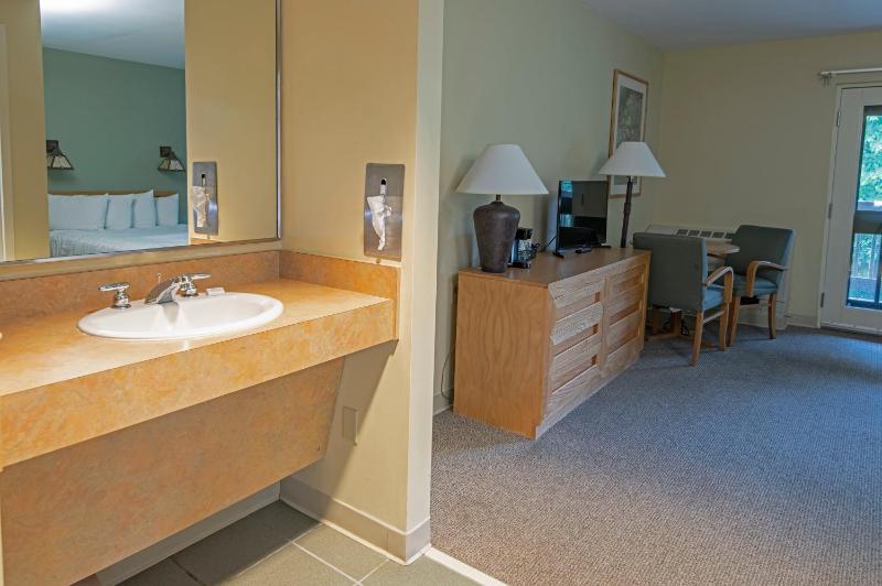 Queen Room - Disability Access image 1
