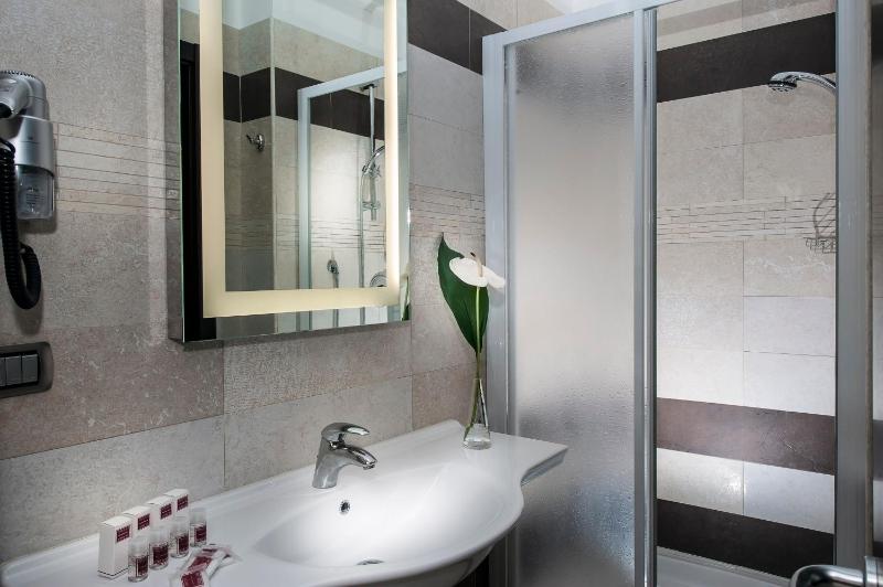 Quadruple Room image 3