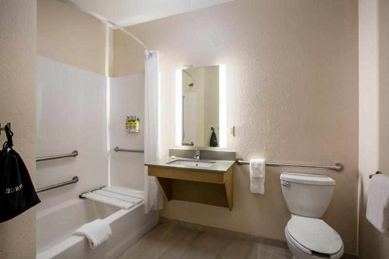 Queen Studio Suite - Mobility Access Tub/Non-Smoking image 3