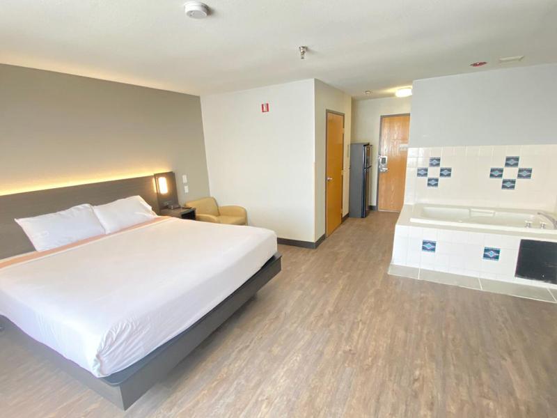 Deluxe King Room - Non-Smoking image 4