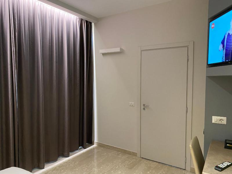 Standard Queen Room image 4