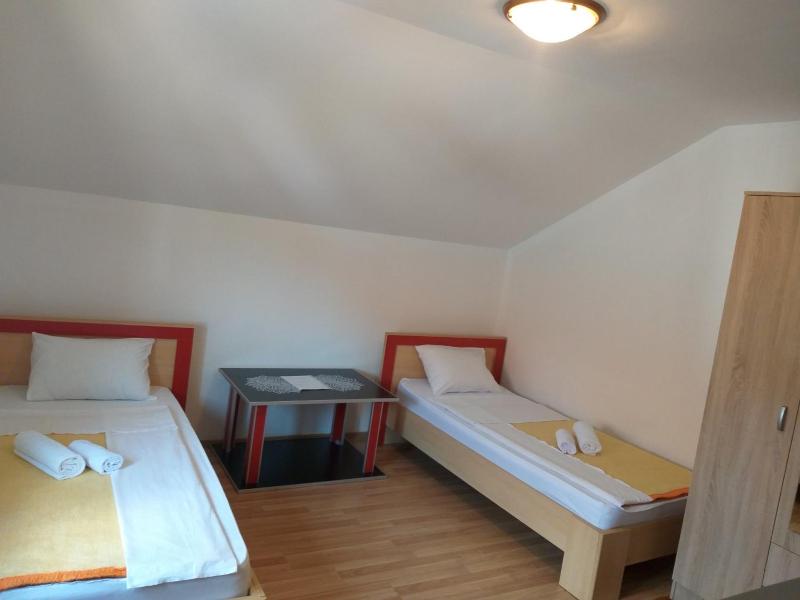 Standard Twin Room image 4