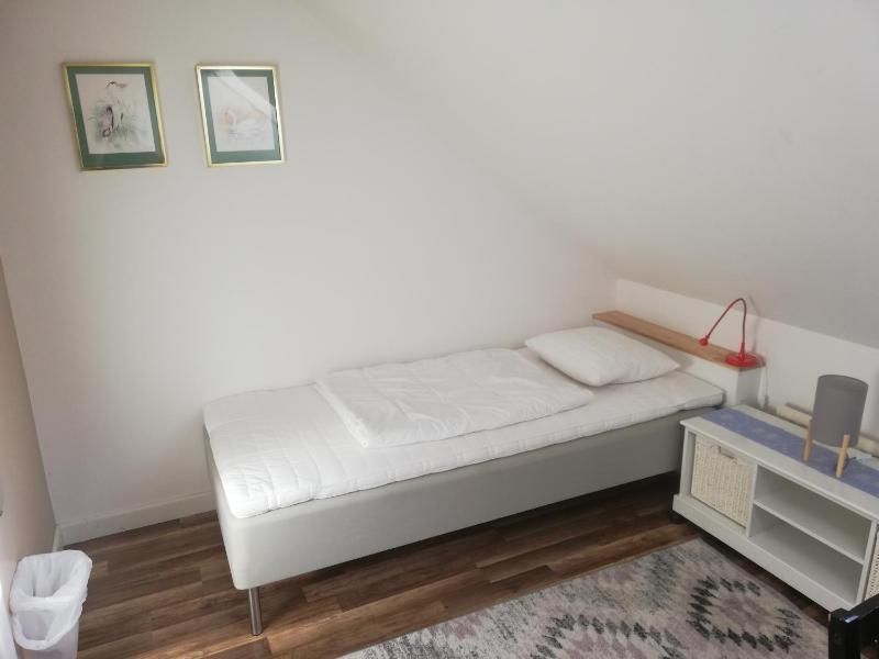 Single Room with Shared Bathroom image 3