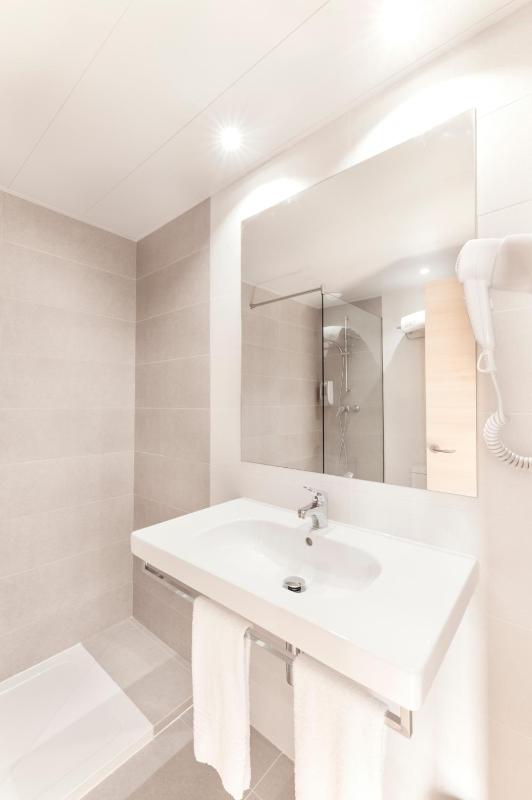 Double or Twin Room with balcony and Partial Sea View image 3