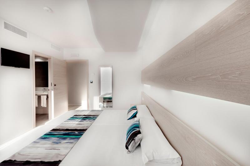 Triple Room with Balcony image 1