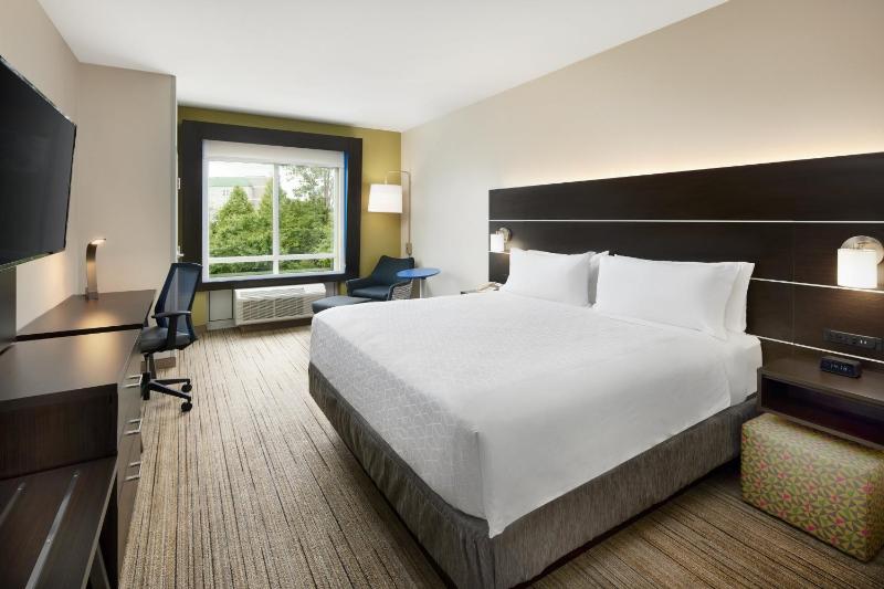 Standard King Room image 3