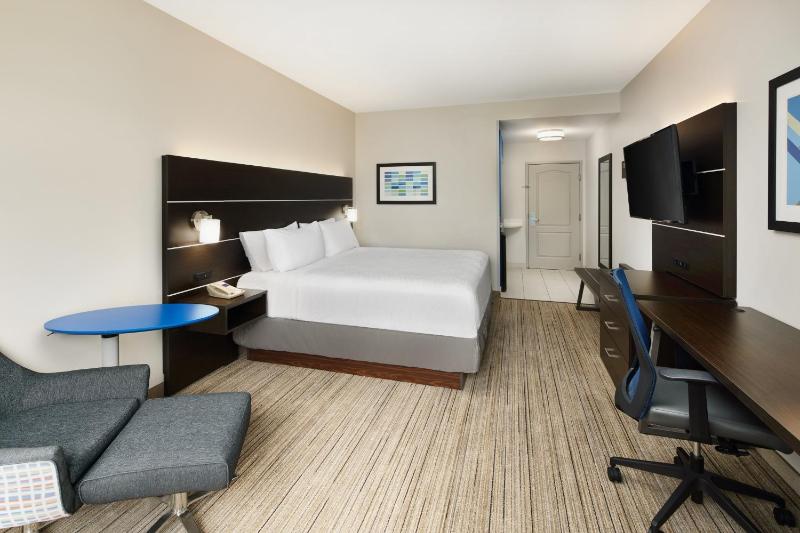 Standard King Room image 2