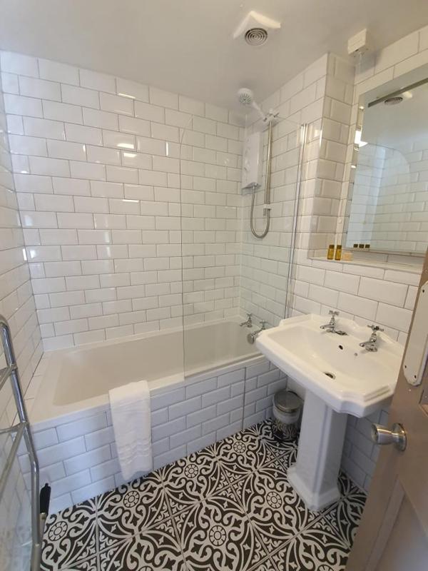 Superior King Room with Lake View image 4