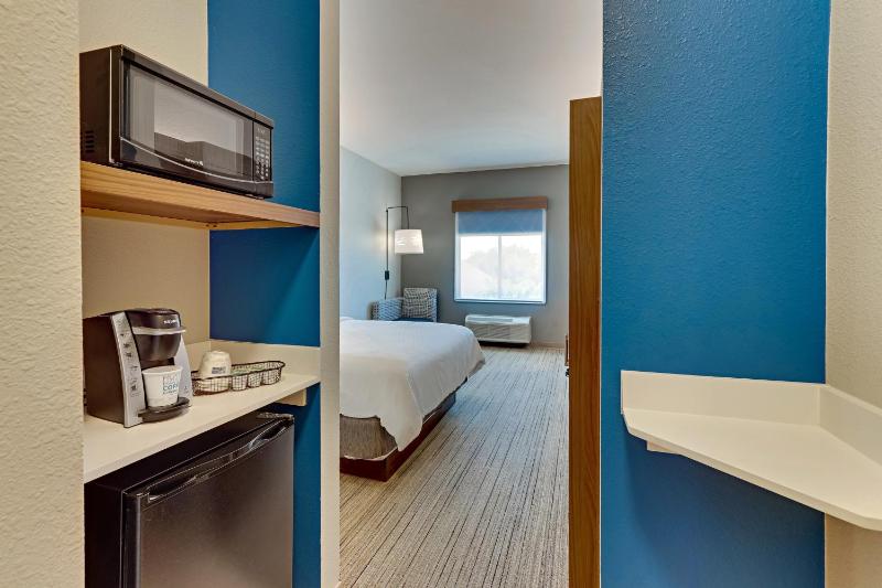 Standard King Room image 3