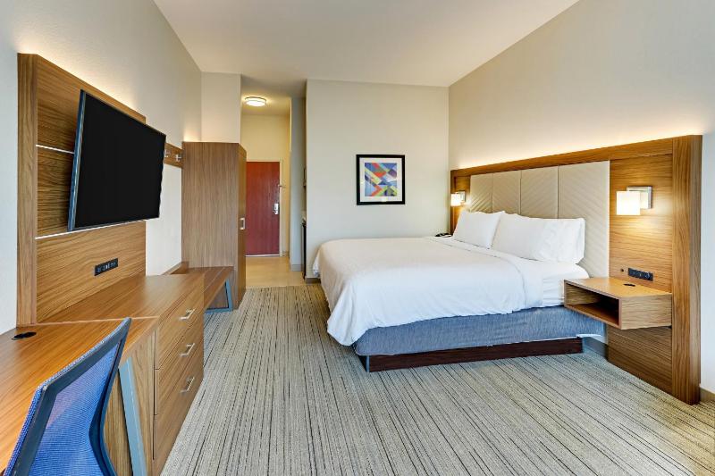 Standard King Room image 2