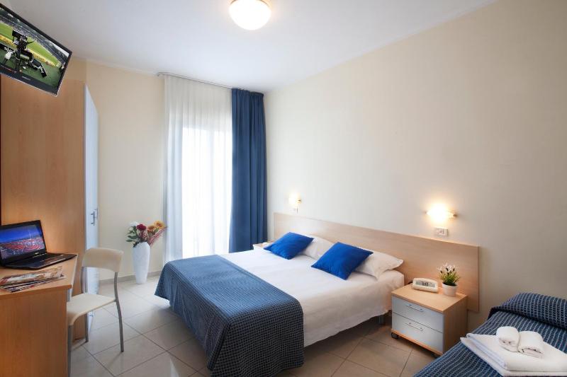 Quadruple Room with Sea View image 1