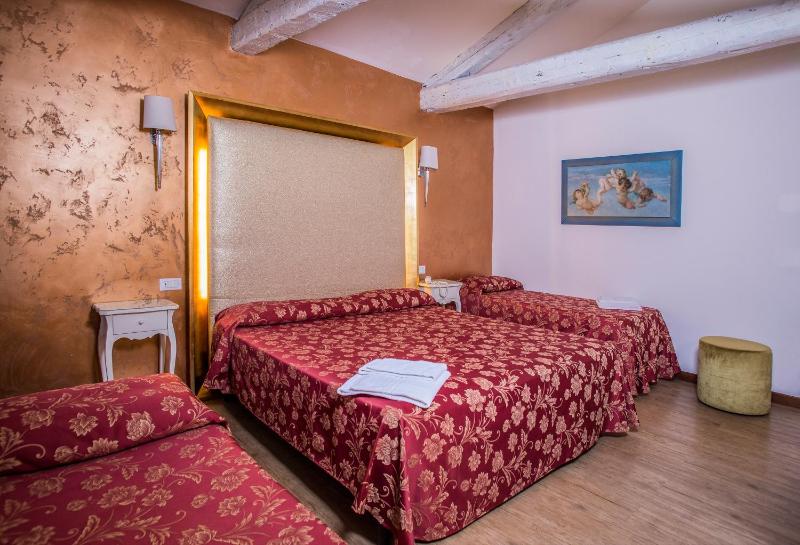 Deluxe Quadruple Room image 3