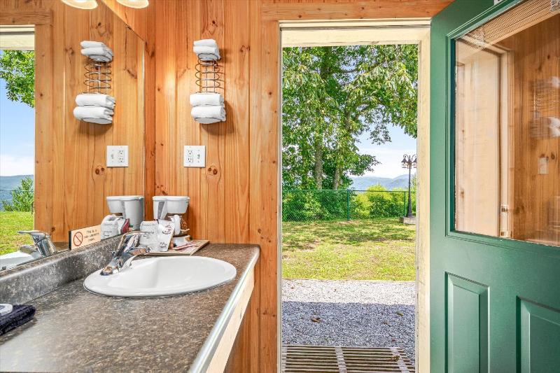 Deluxe King Room with Mountain View image 2