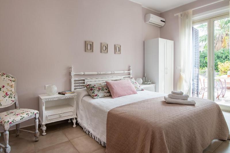 Standard Triple Room with Sea View image 3