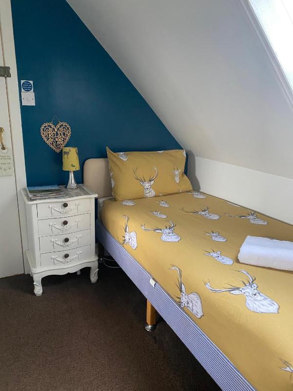Twin Room with Private Bathroom image 2