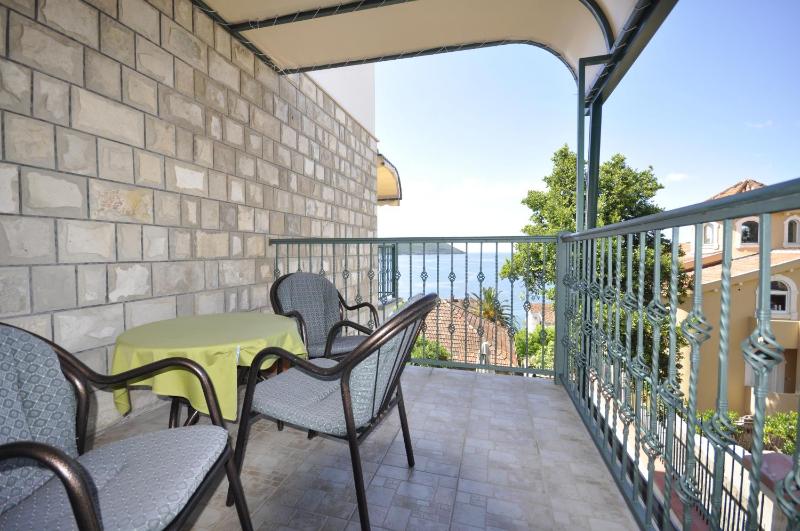 Triple Room with Balcony and Sea View image 2