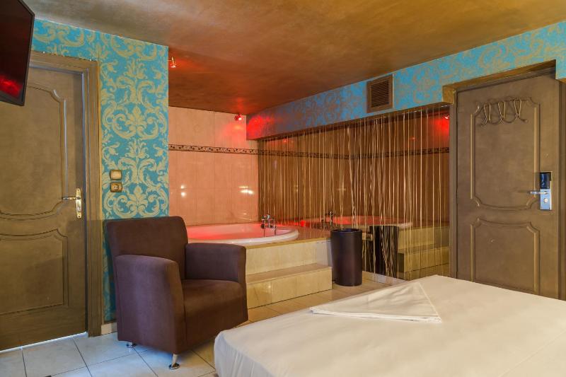 King Room with Spa Bath image 4