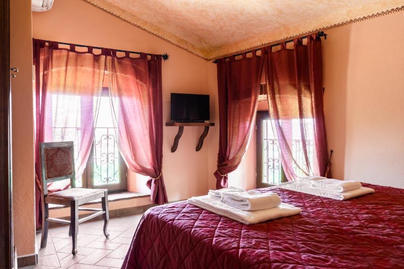 Quadruple Room with Private Bathroom image 4