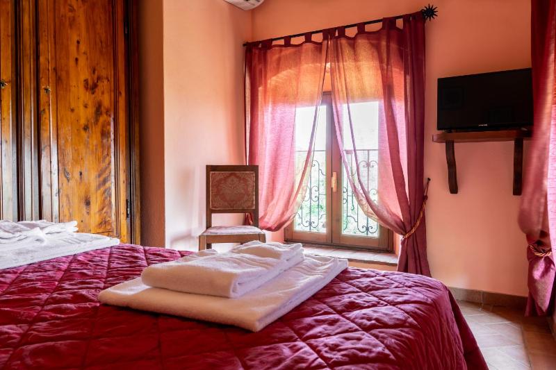 Quadruple Room with Private Bathroom image 3