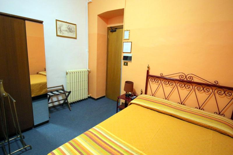 Economy Double Room image 4